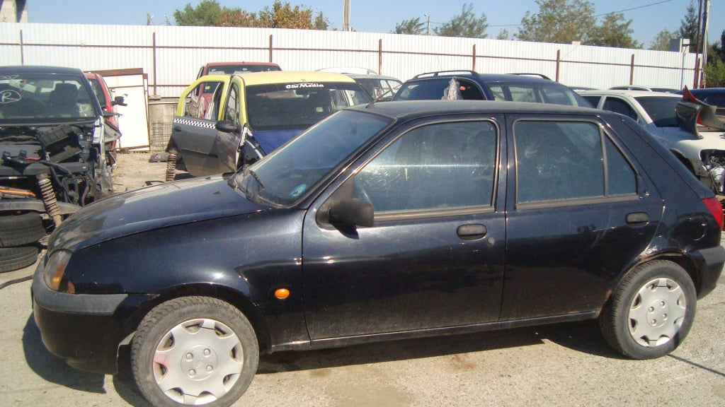 Dezmembram Ford Fiesta an 2001 motor 1.3 benzina