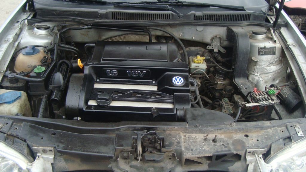 Dezmembram Golf 4 motor 1.6 16V cod AUS