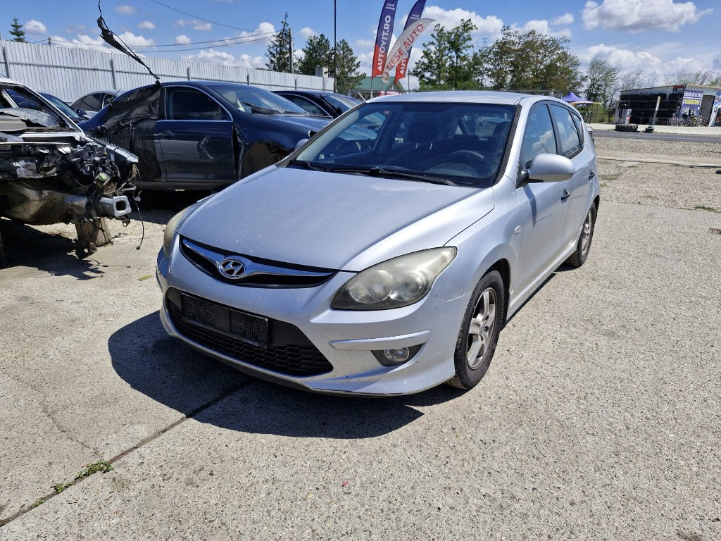 Dezmembram Hyundai I30 an 2011 motor 1.4 benzina Euro 5 cod G4FA-5