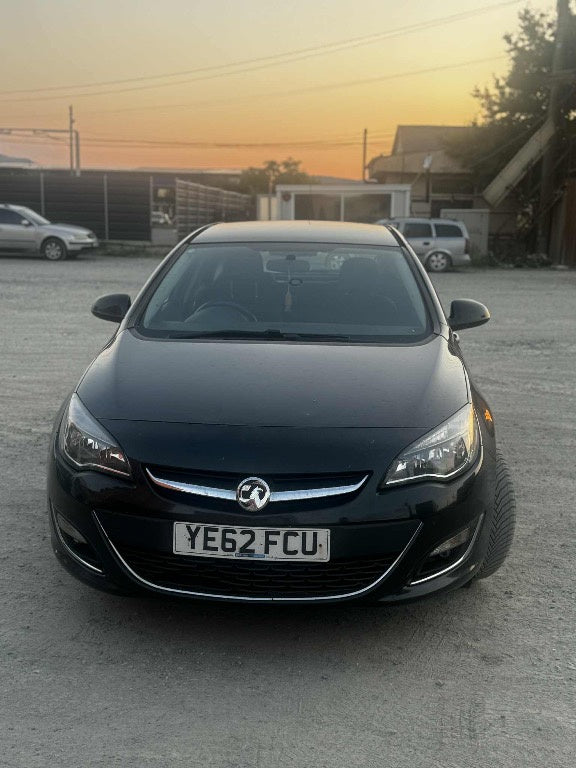 Dezmembram Opel Astra J 2.0 cdti cutie manuală facelift 2012