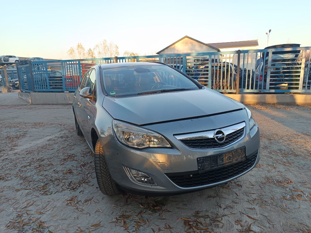 Dezmembram Opel Astra J Combi 2012 1.7 Diesel, cutie manuala
