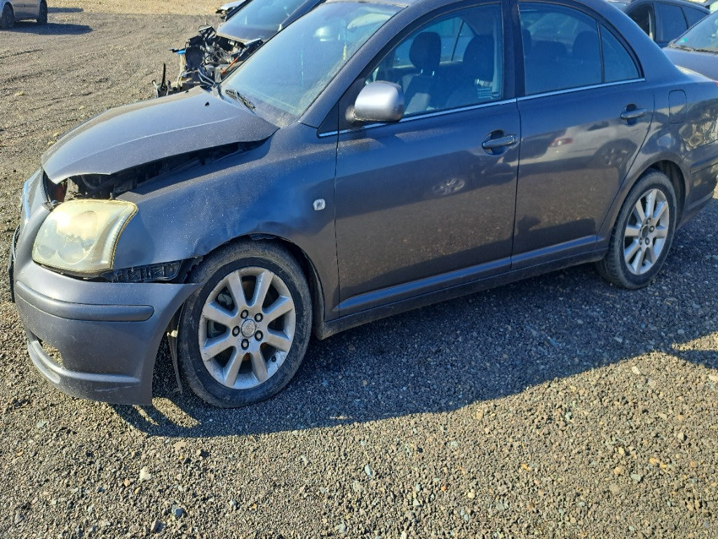 Dezmembram Toyota Avensis Berlina 2.2 2005