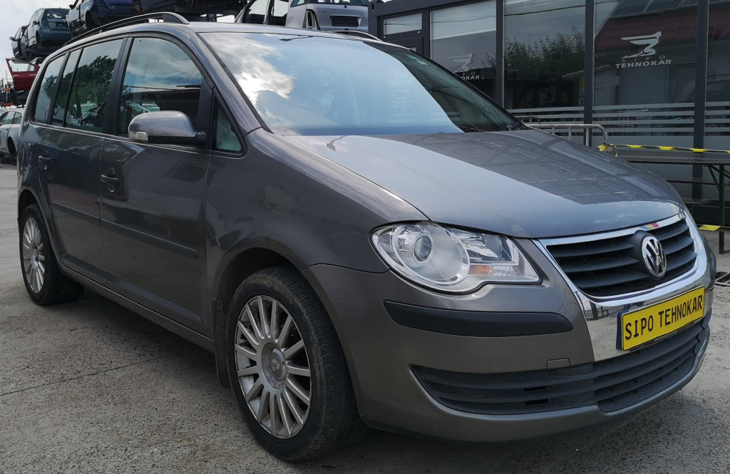Dezmembram Volkswagen Touran 7 locuri an 2007, 1.9 TDI motor BXE, cutie de viteze JYK