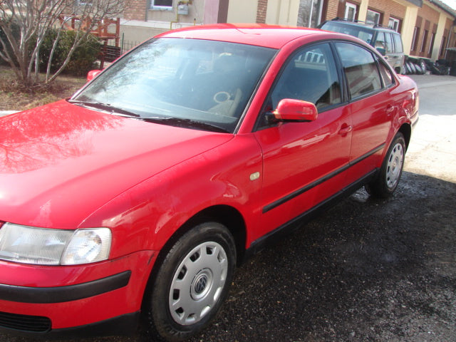 Dezmembram Volkswagen VW Passat B5 [1996 - 2000] Sedan 4-usi 1.8 MT (125 hp) (3B2)