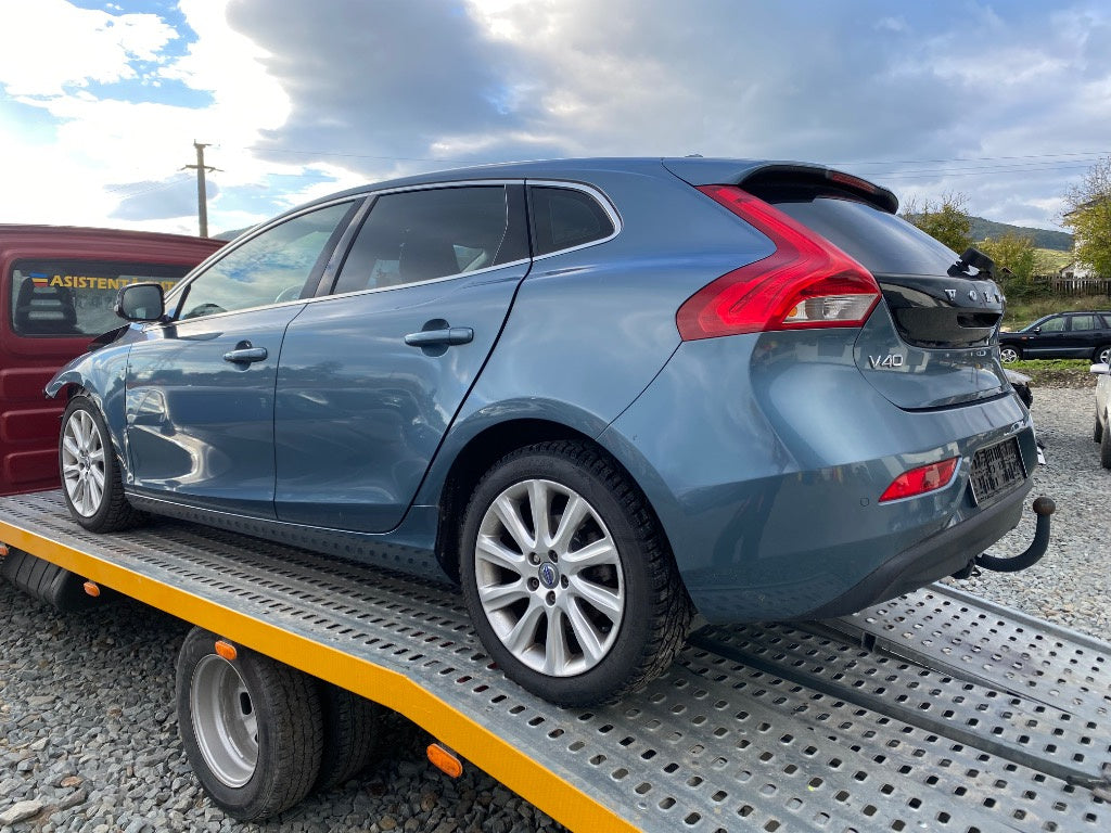 Dezmembram Volvo v40 1.6 diesel euro 5 cod D4162T cutie manuala an 2014