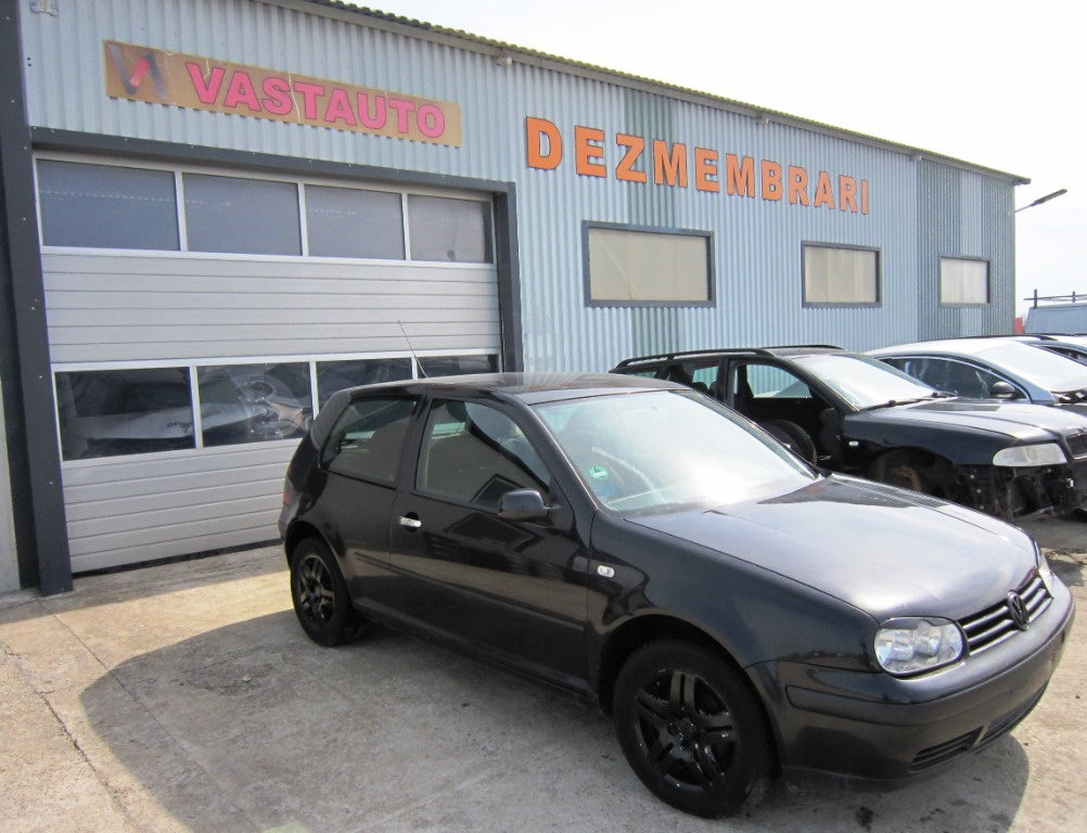 Dezmembram VW Golf 4 1.6 16V cod motor AZD 105 CP an 2000-2005