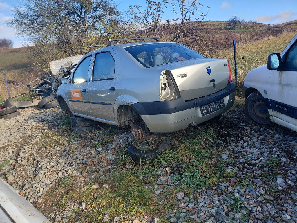Dezmembrez dacia logan an 2005 motor 1.6 benzina