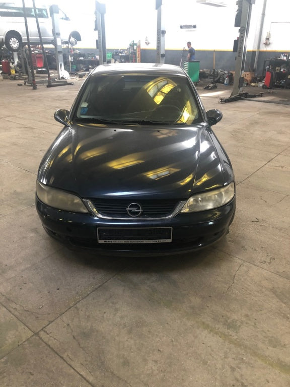 Dezmembrez / Dezmembrari Opel Vectra B 2000 Berlina 2.0