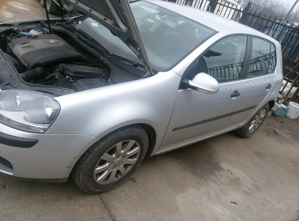 Dezmembrez / Dezmembrari Volkswagen Golf 5 2004 Hatchback 1.6 fsi
