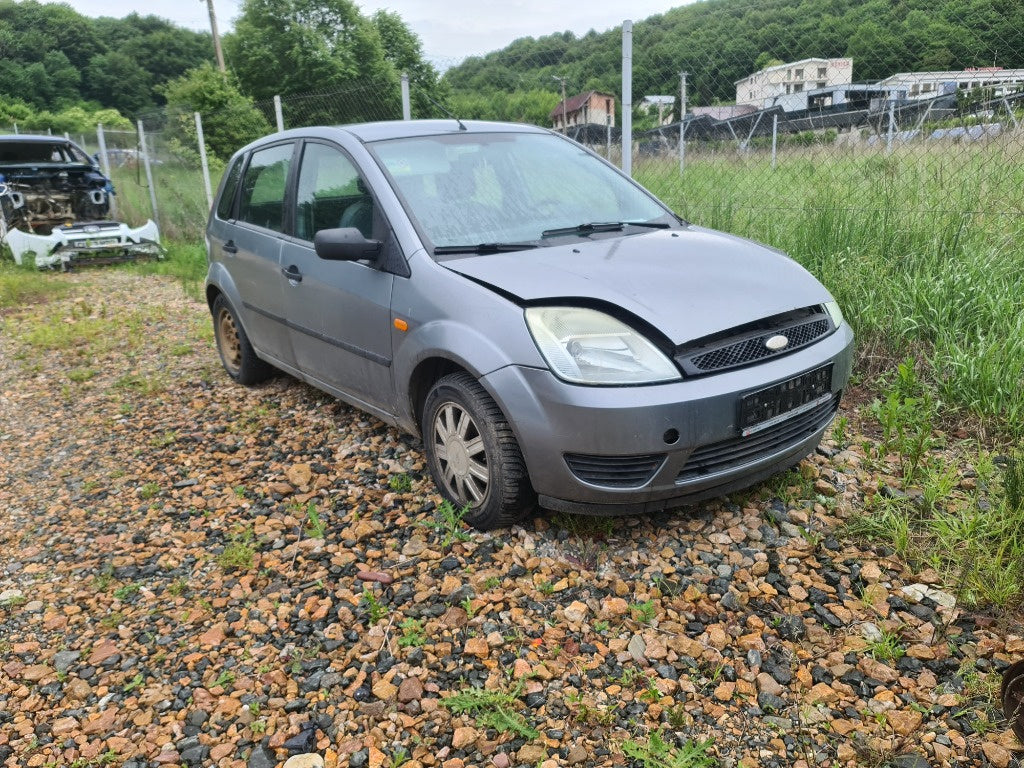 Dezmembrez Ford Fiesta 2002 1.4tdci (motor defect)