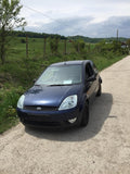 Dezmembrez ford fiesta 2004, motor 1.3 benzina,cutie,capota,usa,far,bara.planetara,alternator,radiator,etc