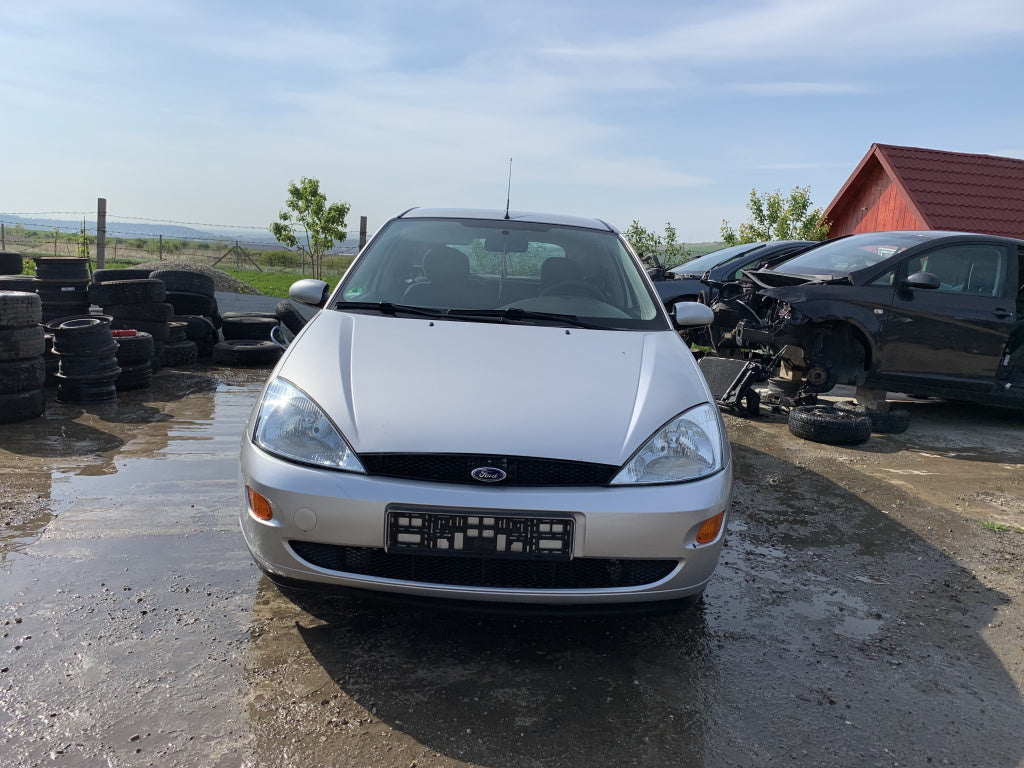 Dezmembrez Ford Focus 2001 hatchback 1,6 benzina