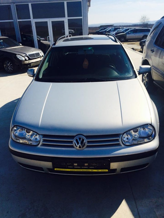 Dezmembrez Golf 4 combi 1.6 SR