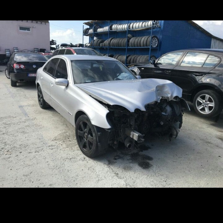 Dezmembrez Mercedes Benz E Class E320 avariat fata