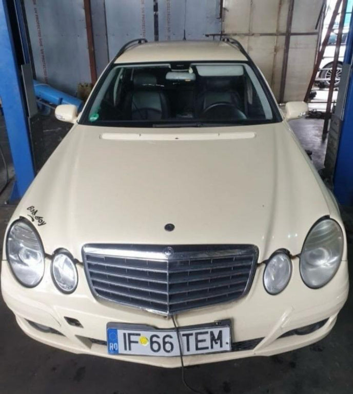 Dezmembrez Mercedes E 220