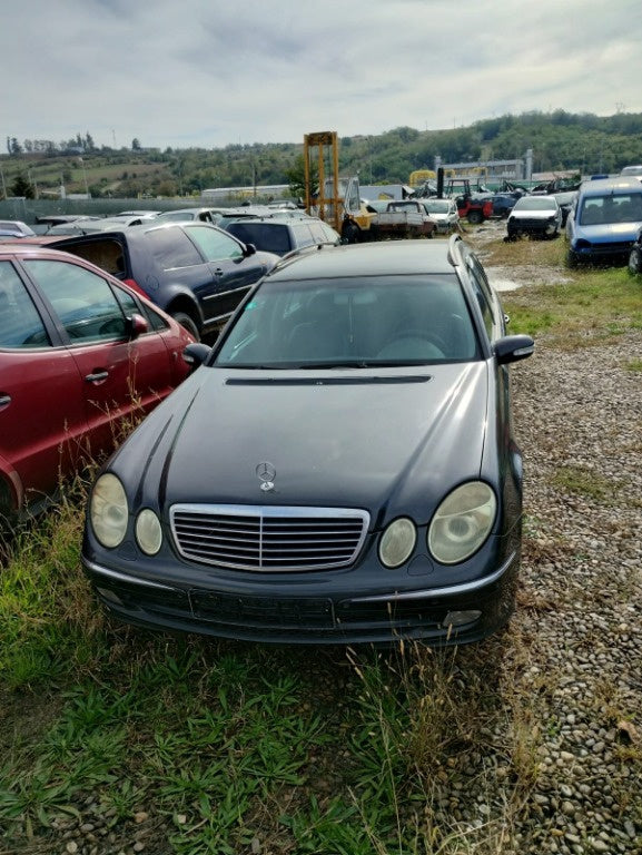 Dezmembrez Mercedes e220 anul 2004