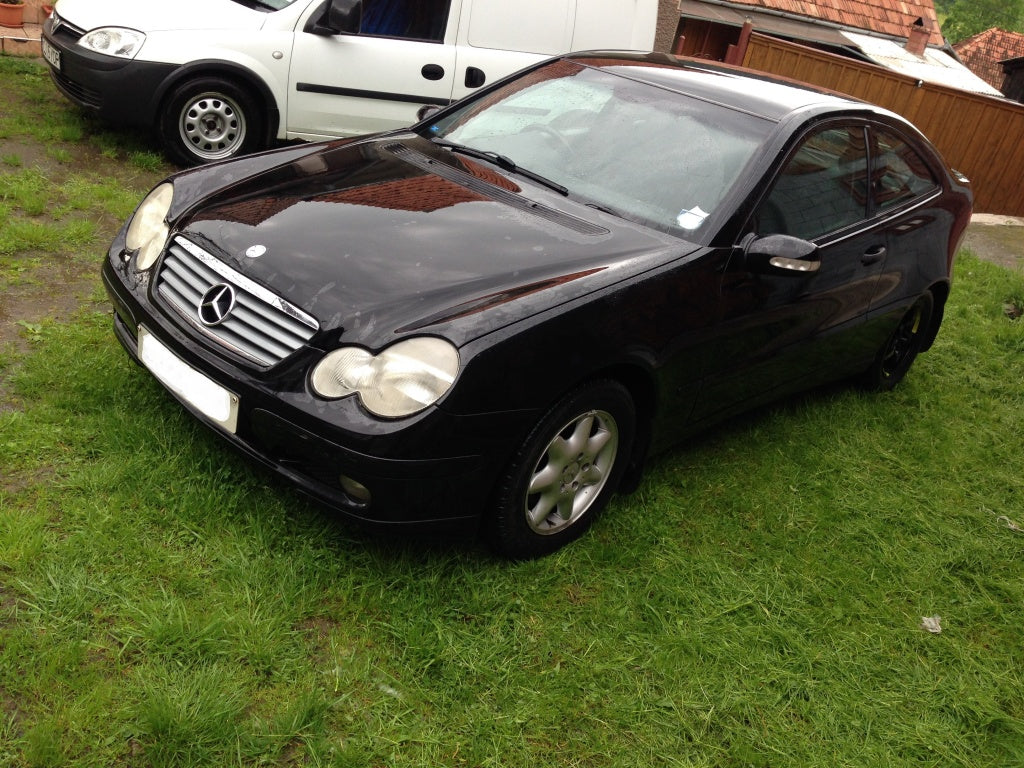 Dezmembrez mercedes w203,c220 an 2003