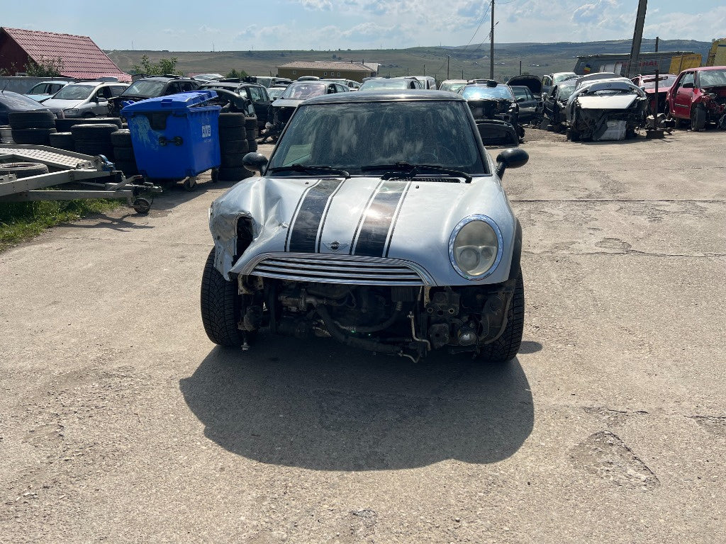 Dezmembrez Mini Cooper 2002 hatchback 1,6 benzina
