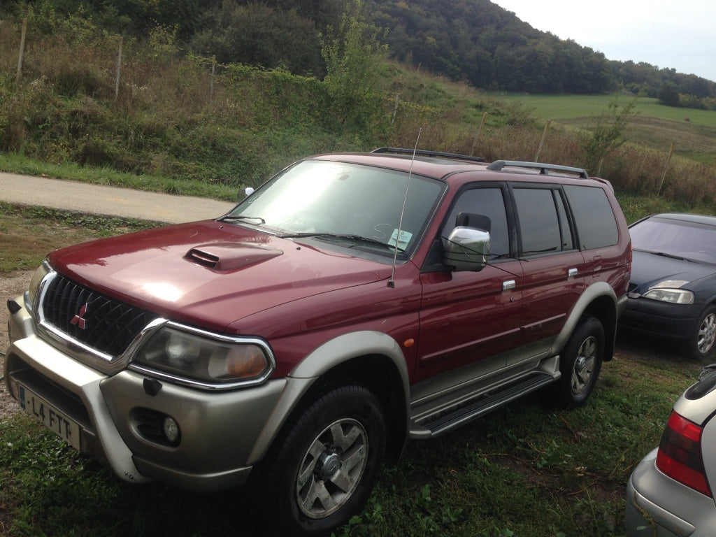 Dezmembrez mitsubishi pajero 2.5 diesel an 2002