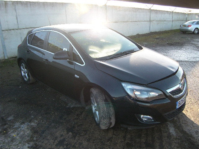 Dezmembrez Opel Astra J, 1.4b, orice piesa!