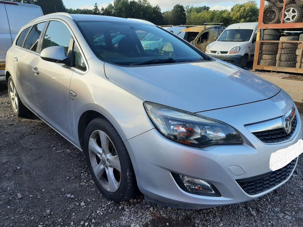 Dezmembrez Opel Astra J 2011 BREAK 1.7 DTI A17DTR