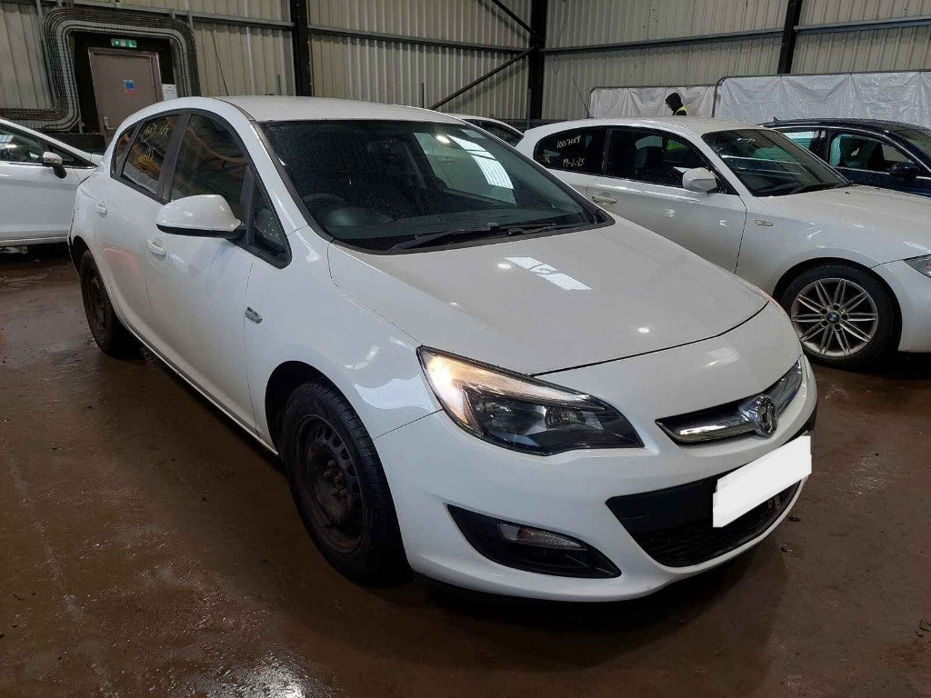 Dezmembrez Opel Astra J 2014 HATCHBACK 1.3 CDI