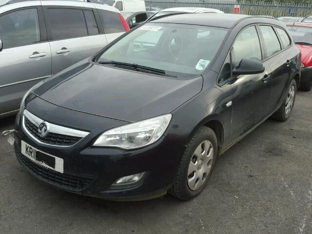 Dezmembrez Opel Astra J combi 1.7cdti