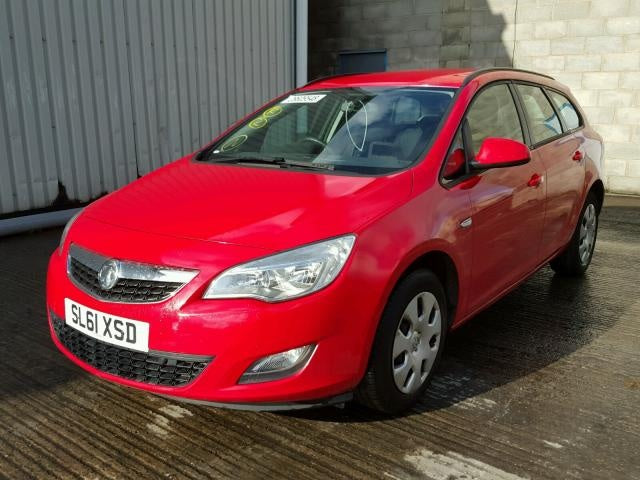 Dezmembrez Opel Astra J combi