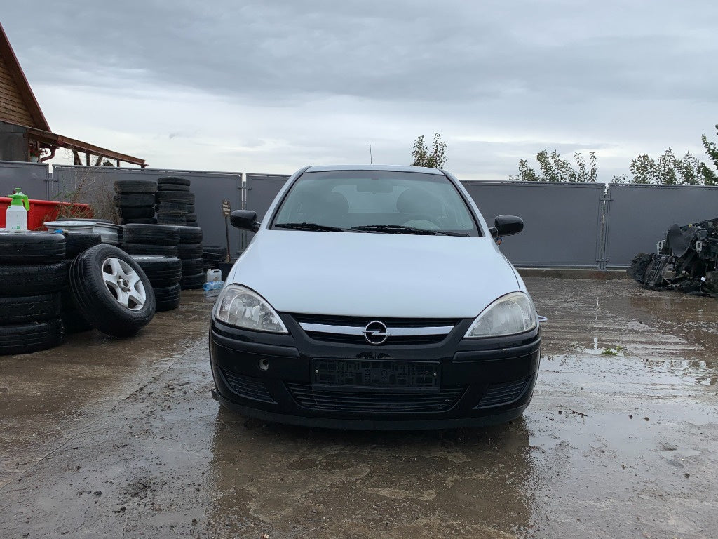 Dezmembrez Opel Corsa C 2003 hatchback 1,3 cdti