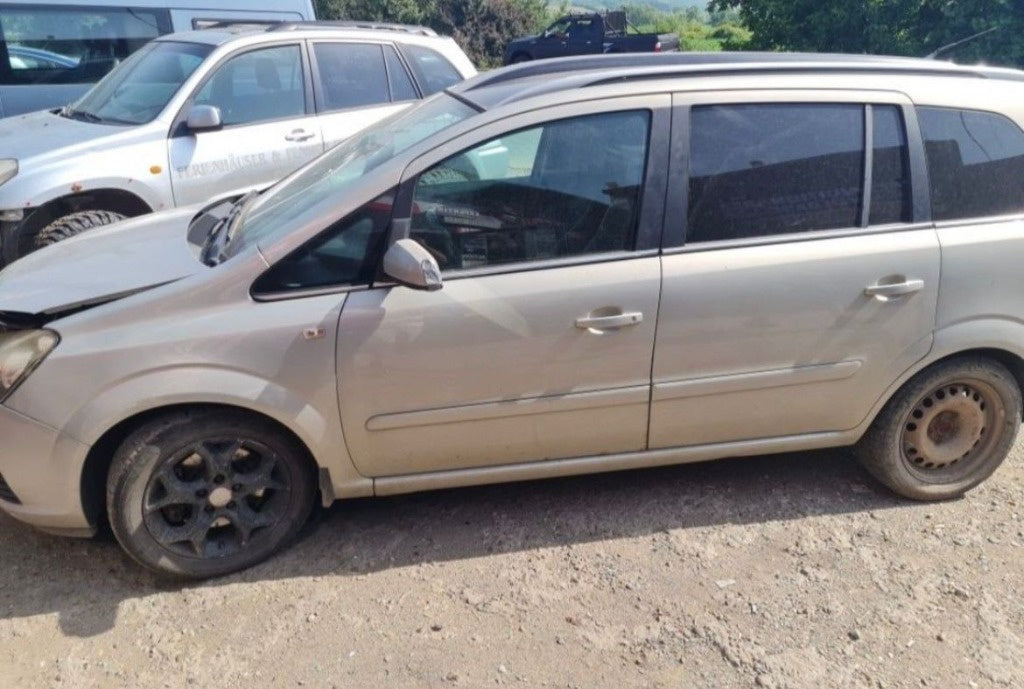 Dezmembrez Opel Zafira B 1.9 Diesel