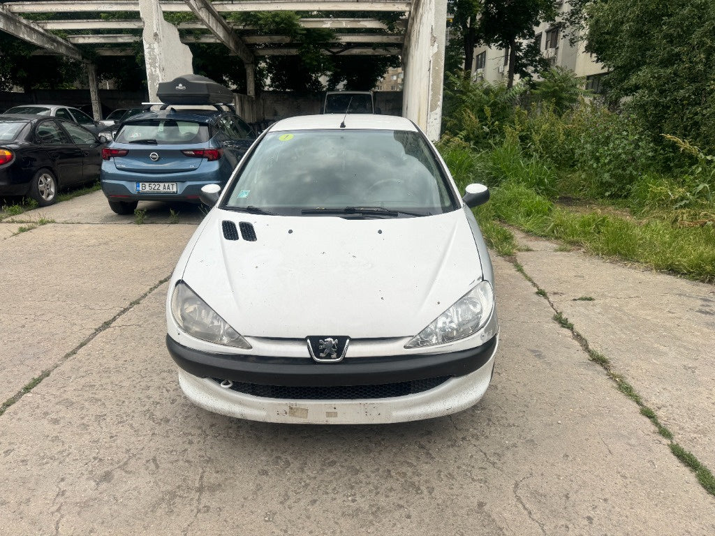 Dezmembrez Peugeot 206 2004 hatchback 1.4