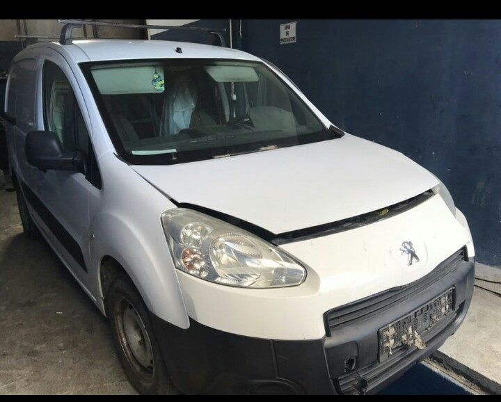 Dezmembrez Peugeot Partner 1.6 diesel AVARIAT STANGA!
