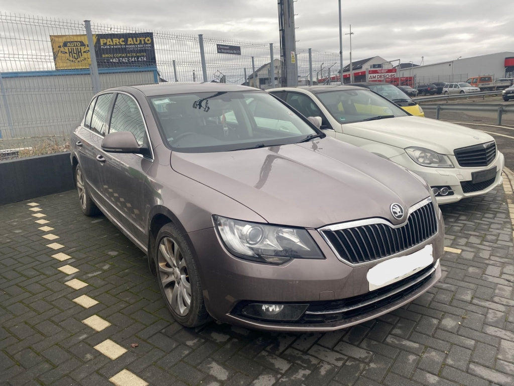 Dezmembrez piese caroserie, motor, cutie viteze, suspensie Skoda Superb 2 (3T4) 2.0 TDI 2014, CFFB