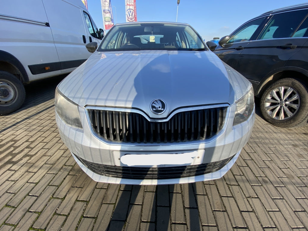 Dezmembrez piese caroserie, motor, cutie viteze, suspensie Skoda Octavia 3 (5E3) 1.6 TDI 2014, CLHA