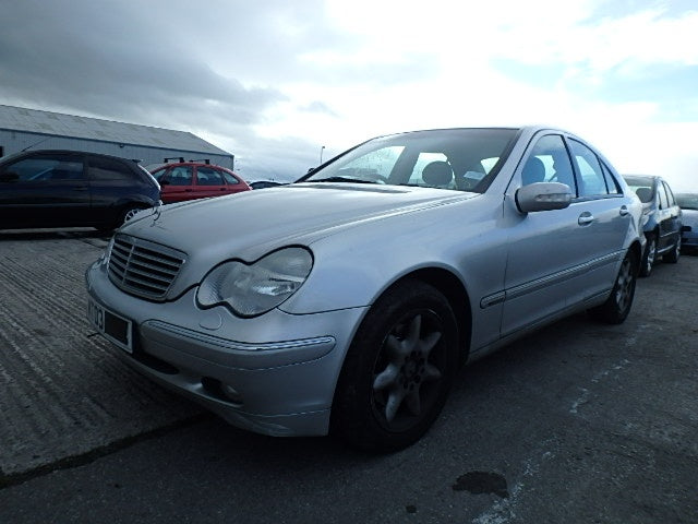 Dezmembrez piese caroserie si motor Mercedes Clasa C, 2.7cdi
