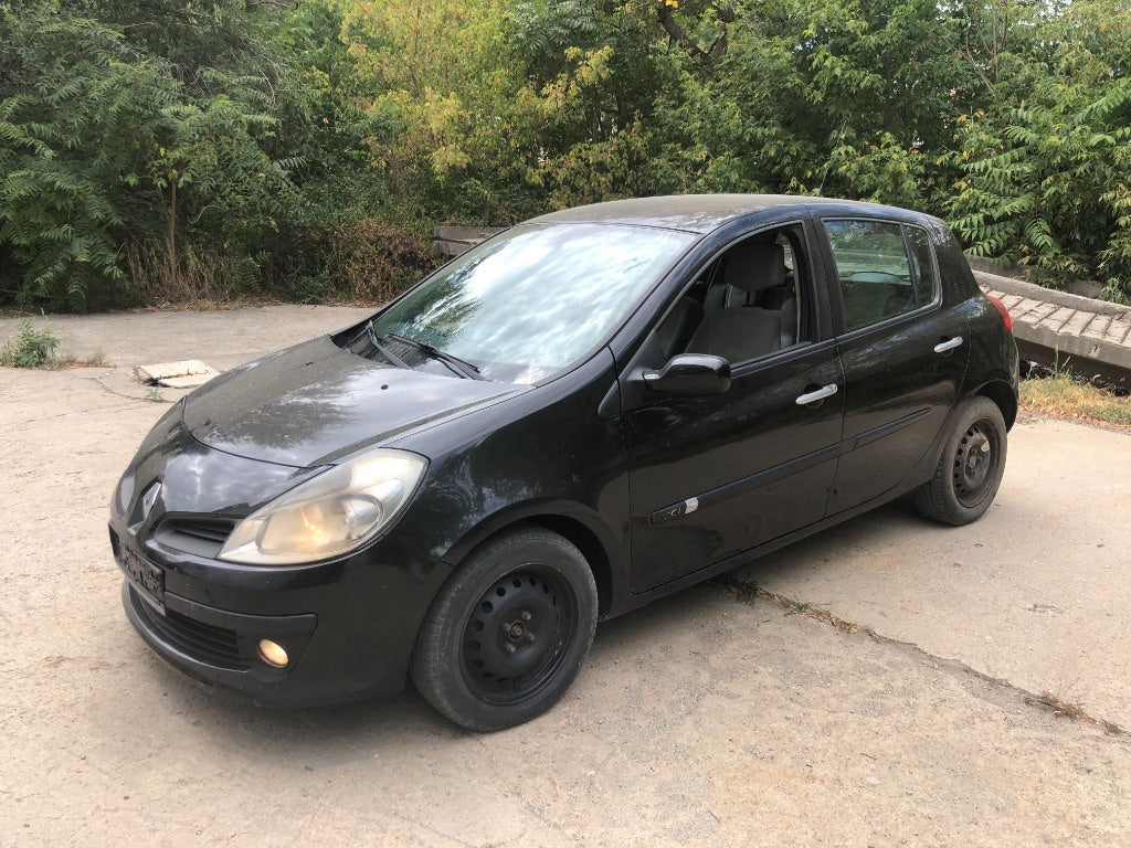 Dezmembrez Renault Clio 3 2006 hatchback 1.5 dci