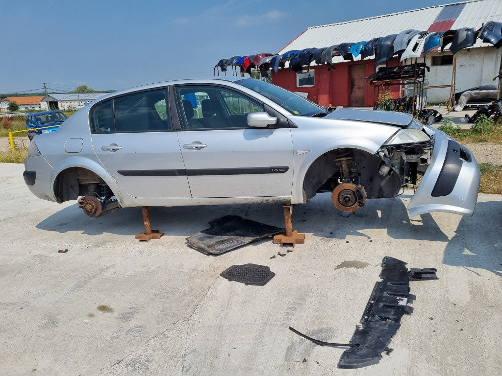 Dezmembrez Renault Megane 2 1.6 16v din 2006 2007