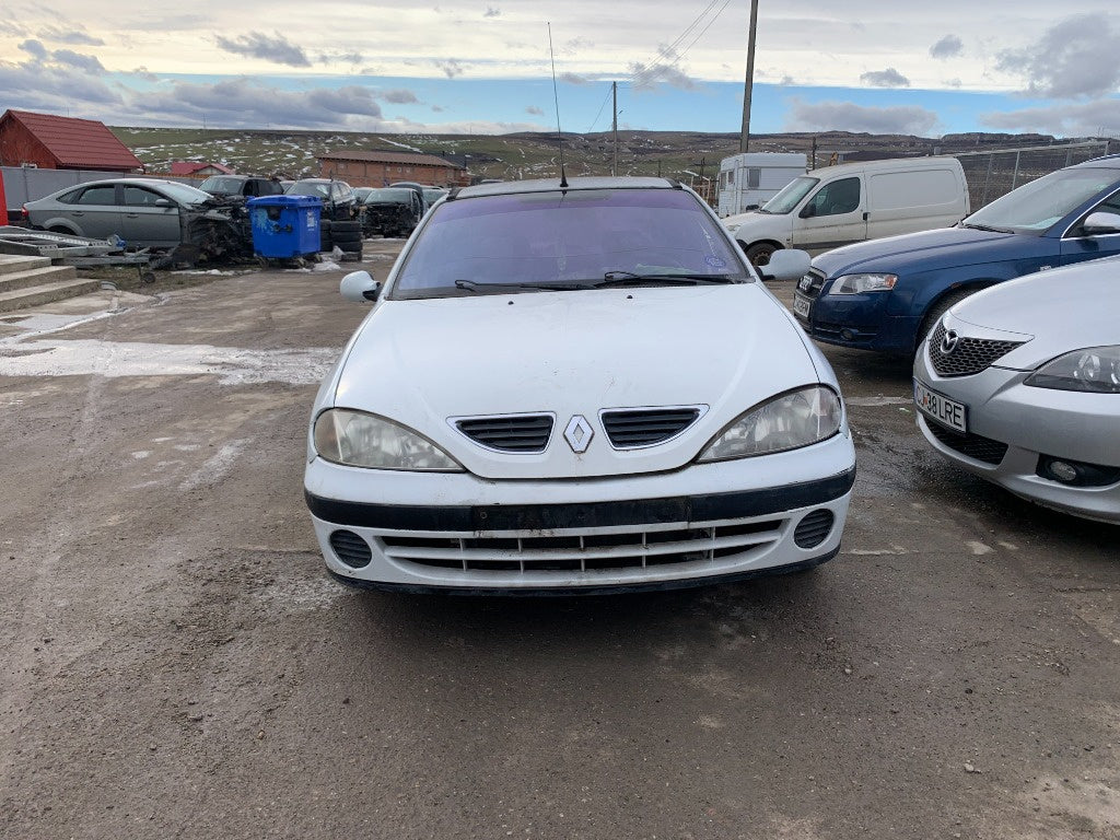 Dezmembrez Renault Megane 2000 limuzina 1.9 dti