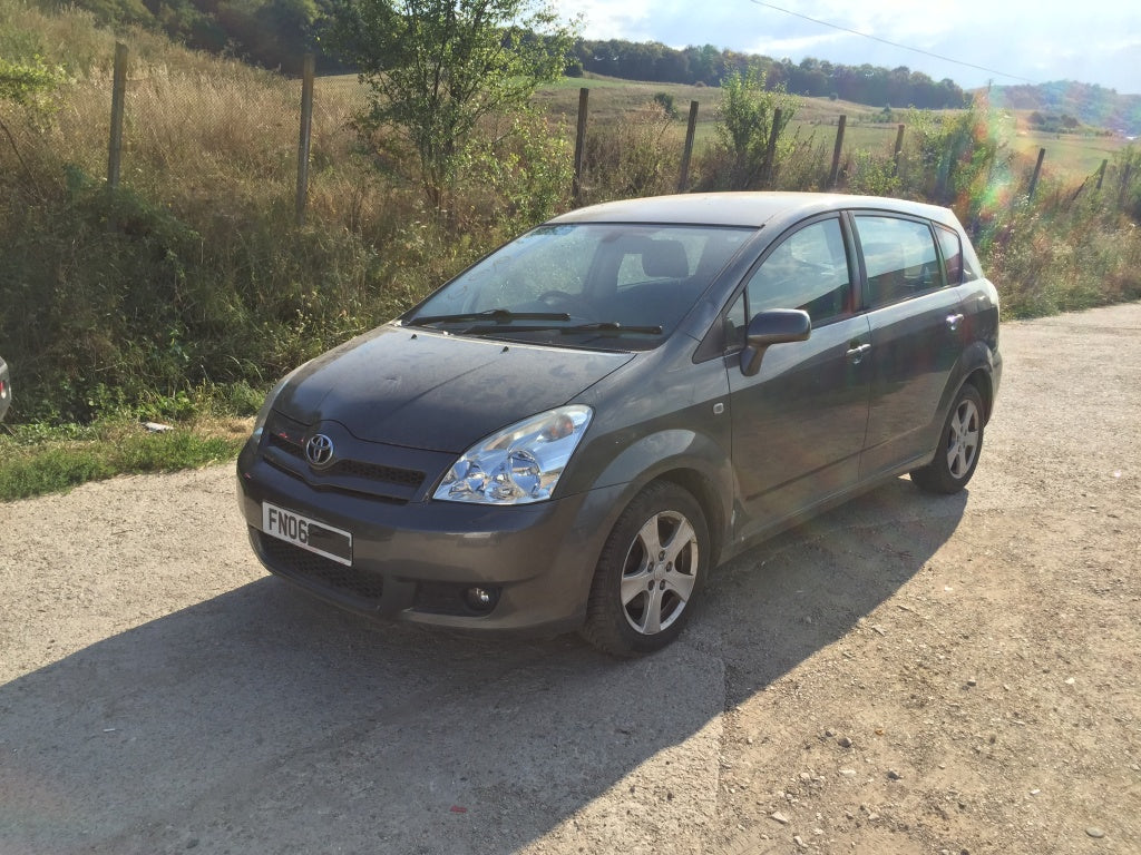 Dezmembrez toyota corolla verso 2.2 ,motor,cutie,bara,aripa,far,haion