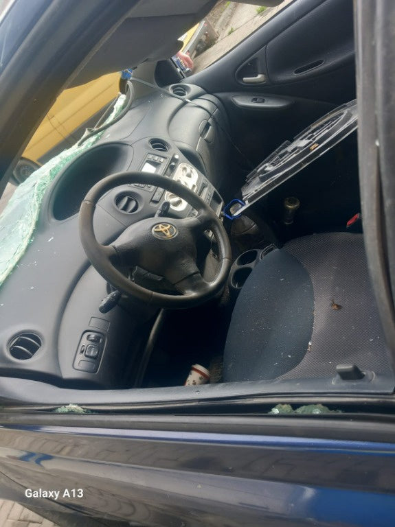Dezmembrez toyota yaris 2005.