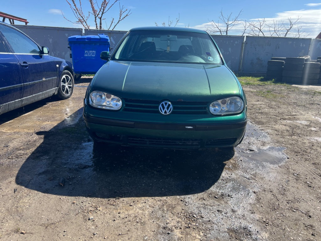 Dezmembrez Volkswagen Golf 4 2001 Hatchback 1.4 benzină 16 valve
