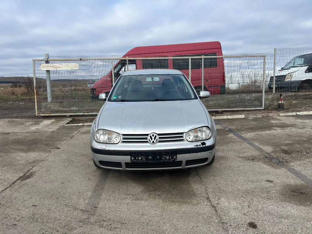 Dezmembrez Volkswagen Golf 4 2002 hatchback 1,6 benzina