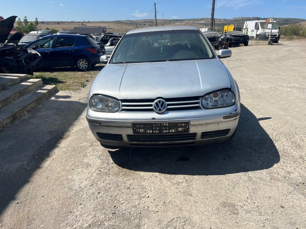 Dezmembrez Volkswagen Golf 4 2003 Hatchback 1,6 benzină