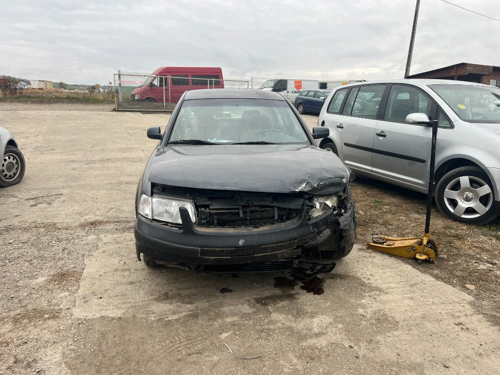 Dezmembrez Volkswagen Passat B5 2000 limuzina 1,9 tdi