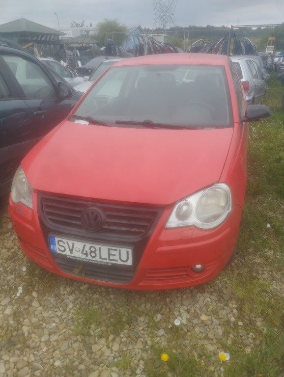 Dezmembrez Volkswagen polo 3 usi 2007 1.2 benzina 40kw