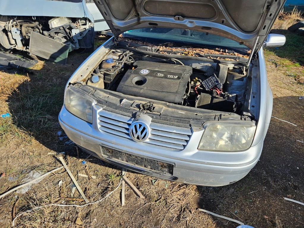 Dezmembrez Vw Bora 1.6 16v cod AZD din 2004 2005 2006