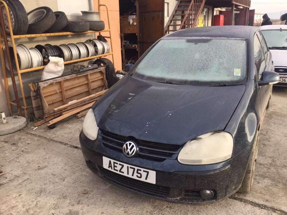 Dezmembrez vw golf 5 1,6 fsi cod BLF