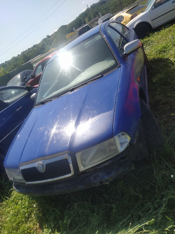 Se dezmembrez Skoda Octavia 1culoare albastru
