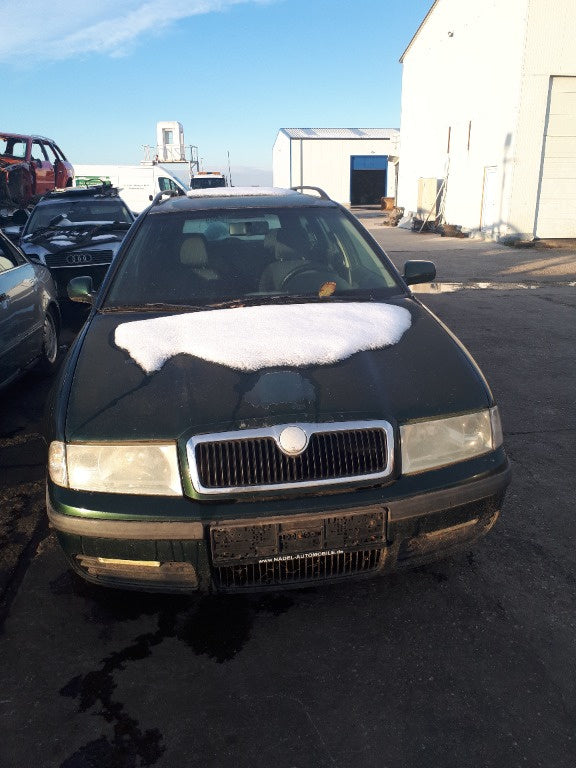 Skoda Octavia Tour break din 2001, motor 1.6 benzina, tip AVU